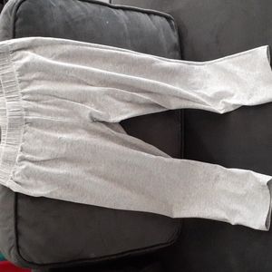 M (7-9) Gray No Boundaries Capri Stretch pant *Worn once*